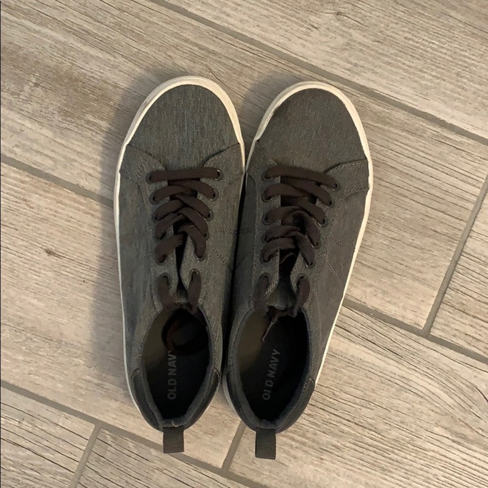 Boy’s dress sneakers size 5